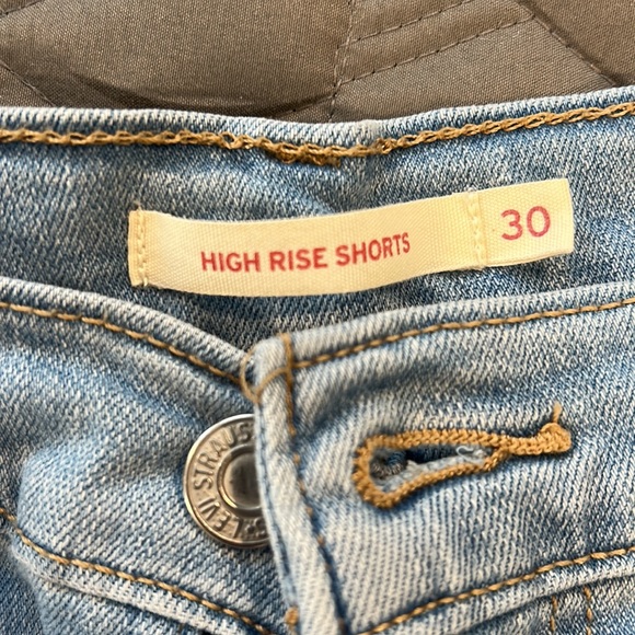 Levi’s high Rise Shorts - Picture 2 of 4
